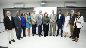 Miembros de la directiva de la ANEIH junto a Lucile Houellemont posando juntos durante el cóctel de presentación de los avances de la digitalización del Registro Mercantil.