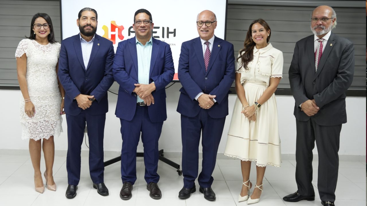 El presidente de la ANEIH, Ángelo Viro, junto a miembros de la directiva y el invitado especial Carlos Pimentel durante el tradicional Cóctel de Herrera.