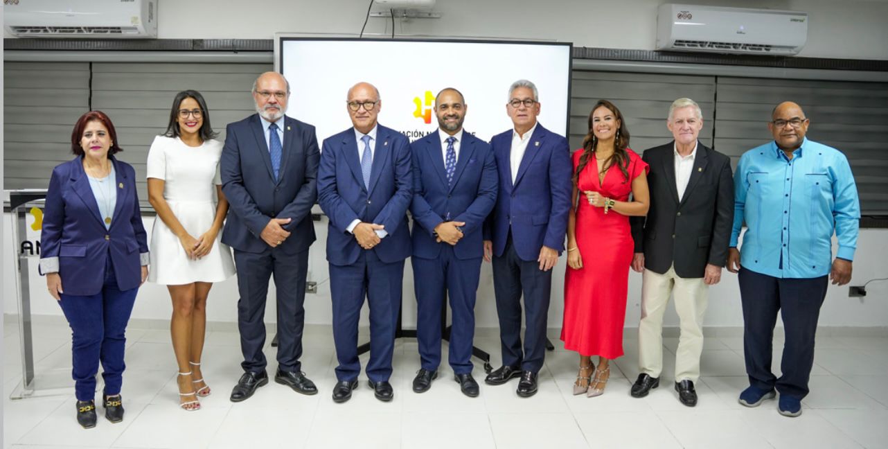 Directiva de la ANEIH junto al expositor Eric Moreno en el cóctel Pymes 4.0: Adaptarse, Innovar y Prosperar.