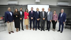 El presidente de la ANEIH, Ángelo Viro, junto a los miembros de la directiva y los expositores invitados de la firma Seibel & Henríquez.
