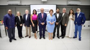 El presidente de la ANEIH, Ángelo Viro, junto a miembros de la junta directiva y la invitada especial María Elena Vásquez Taveras.