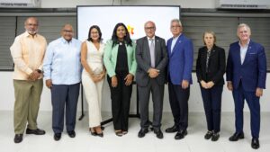 Miembros de la directiva de la ANEIH junto a Mariely Ponciano de NUVI durante el Cóctel “Economía Circular en la República Dominicana – Experiencia de NUVI”