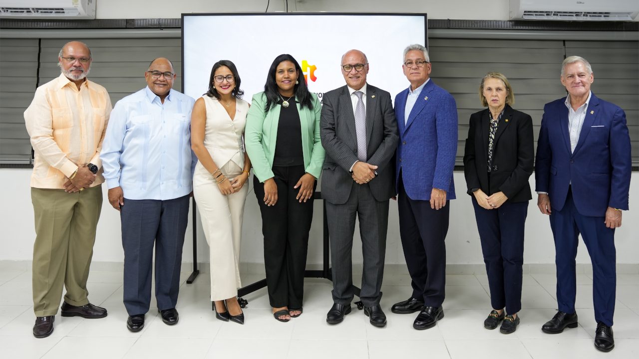 Miembros de la directiva de la ANEIH junto a Mariely Ponciano de NUVI durante el Cóctel “Economía Circular en la República Dominicana – Experiencia de NUVI”