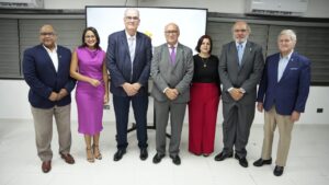 Miguel Moreno junto a la directiva de la ANEIH durante el cóctel-conferencia sobre Ciberseguridad. Resiliencia y continuidad de negocios