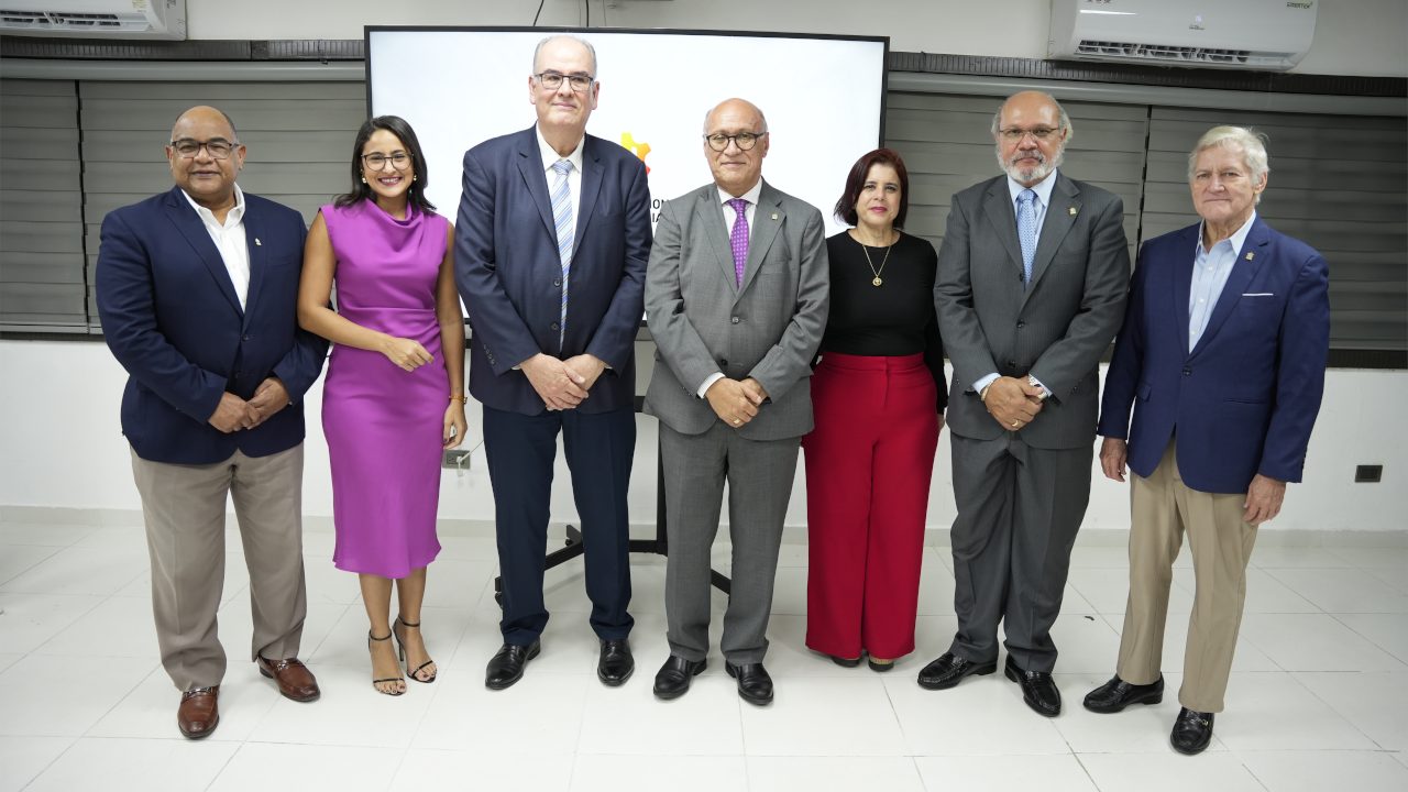 Miguel Moreno junto a la directiva de la ANEIH durante el cóctel-conferencia sobre Ciberseguridad. Resiliencia y continuidad de negocios
