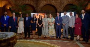 El presidente de la ANEIH, Ángelo Viro, junto a Rosanna Rivera durante el encuentro empresarial que destacó el impacto económico del casco histórico de Santo Domingo.